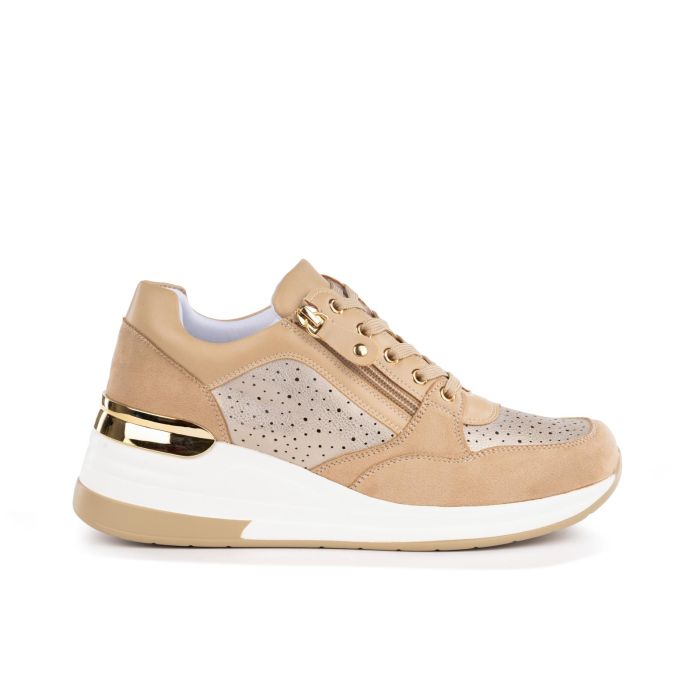 Sneakers beige con zeppa e inserti traforati