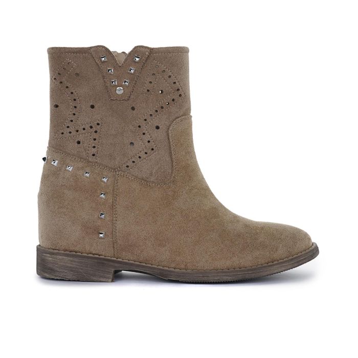 Stivaletti bassi beige con borchie e laserature