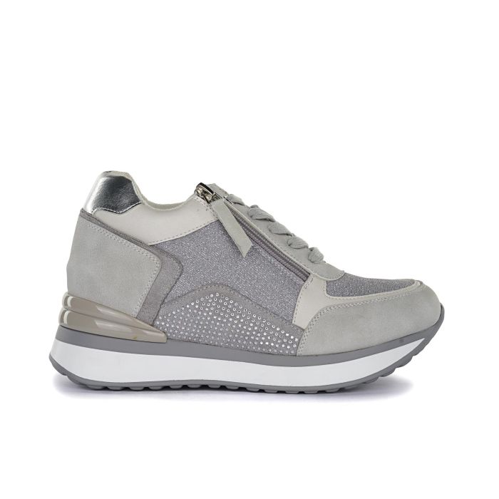 Sneakers grigie con suola platform e dettaglio strass