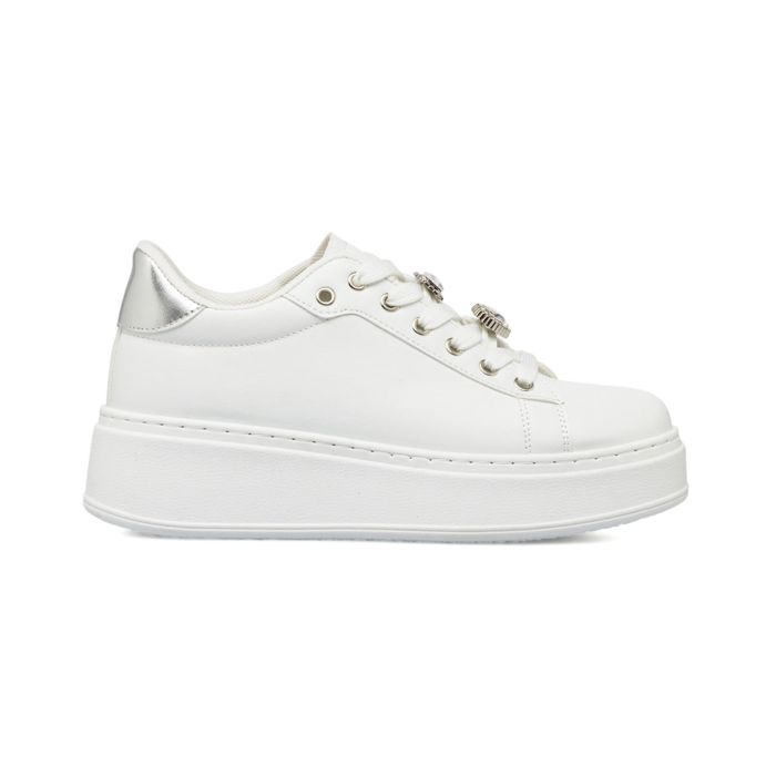 Sneakers Estradà bianche da donna con charms sui lacci e suola platform