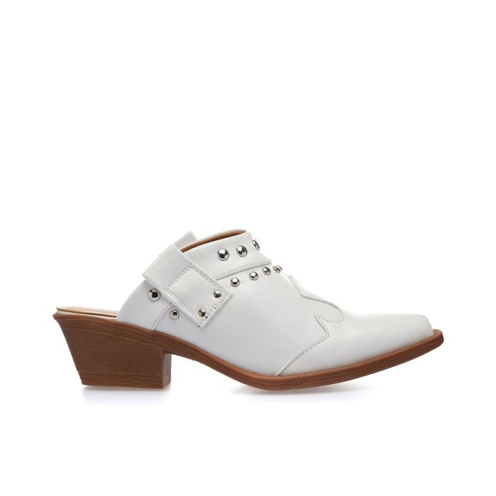 Zoccoli bianchi a punta con borchie e tacco plateau