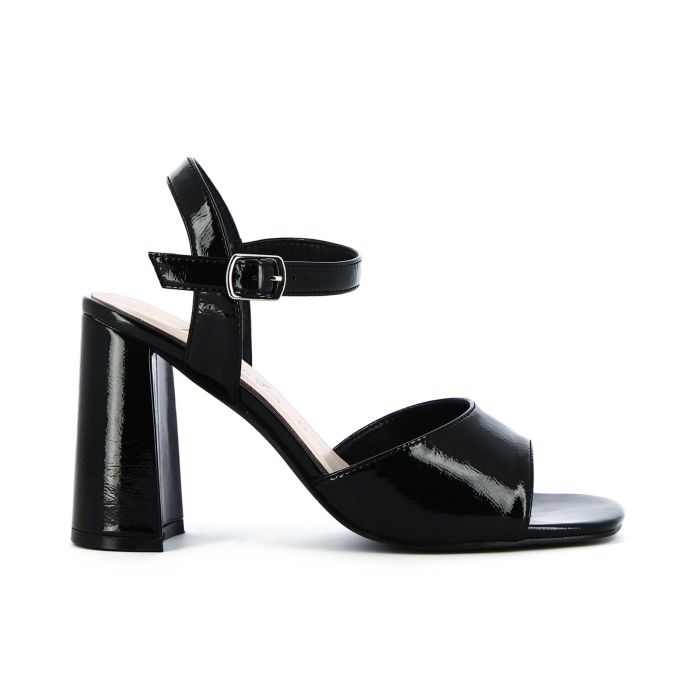 Sandali neri lucidi con cinturino alla caviglia e tacco medio alto