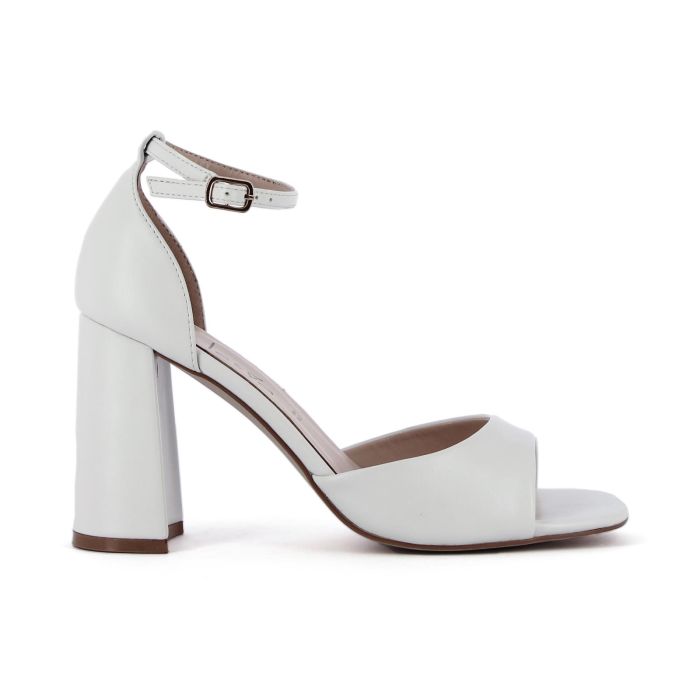 Sandali bianchi con tacco alto largo e cinturino alla cavigia