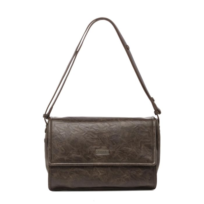 Borsa marrone da donna effetto vintage con patta con logo