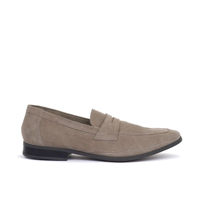 Mocassini beige eleganti da uomo in suede