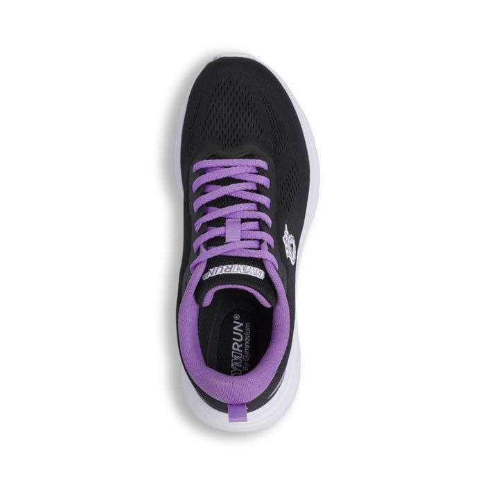 Abbina le scarpe da corsa da donna rosa appese ai lacci sulla parete di legno. | Foto Premium