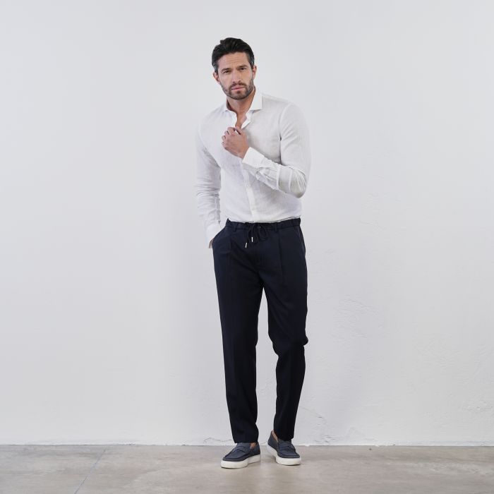 Pantaloni blu taglio elegante da uomo con coulisse in vita e tasche