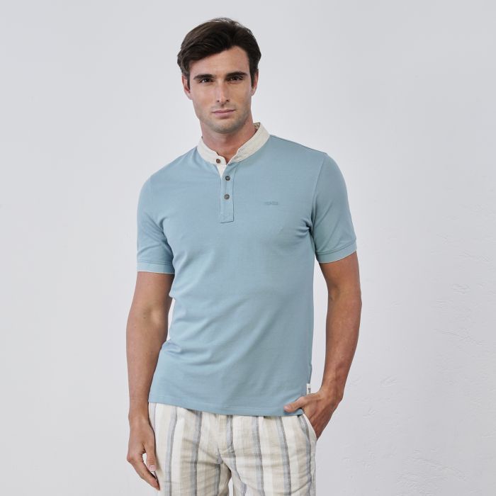 Polo azzurra da uomo con maniche corte e collo alla koreana