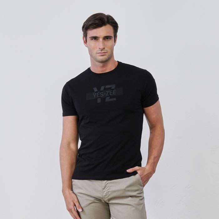 T-shirt nera da uomo con maniche corte e dettaglio maxi logo