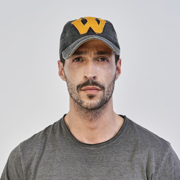 Cappellino grigio da uomo con visiera e dettaglio a contrasto