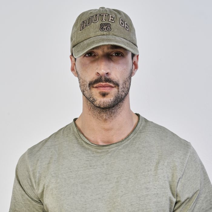 Cappellino verde da uomo con visiera e dettaglio scritta