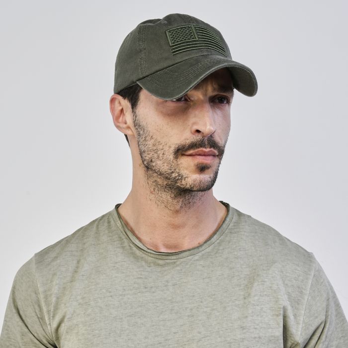 Cappellino verde da uomo con visiera e dettaglio bandiera