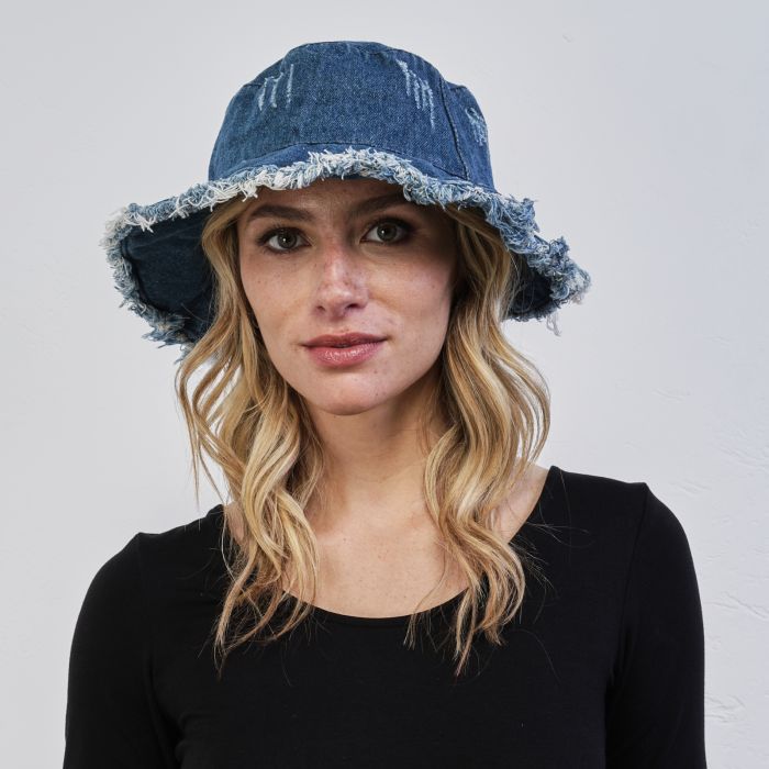 Cappello azzurro in denim con bordo sfrangiato