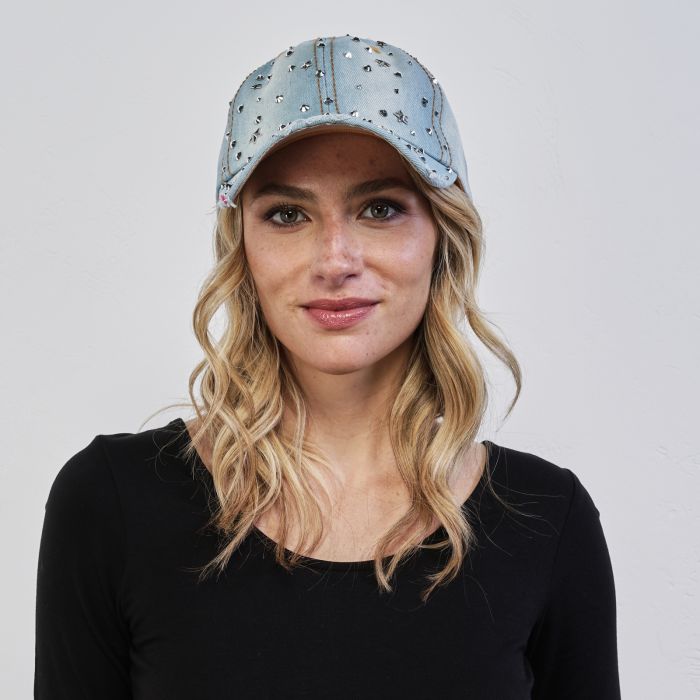 Cappello azzurro in denim con borchie a forma di stella