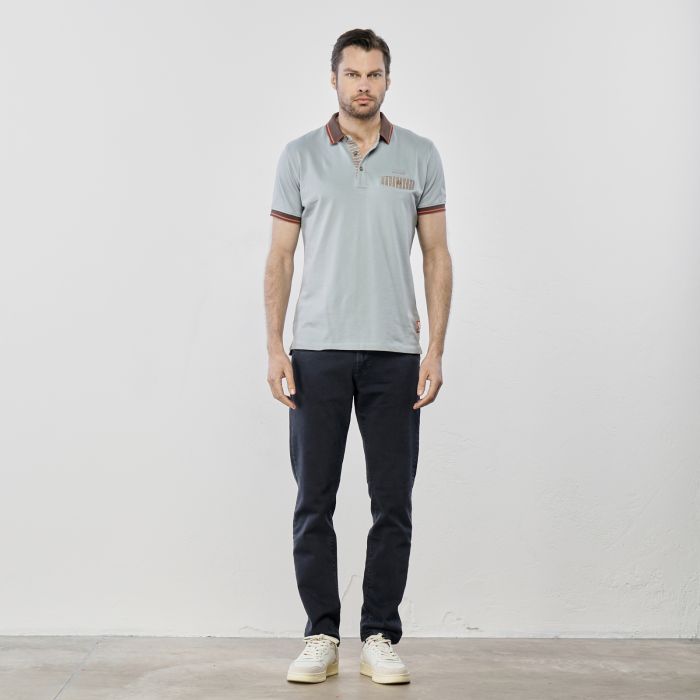 Jeans blu scuro con tasche