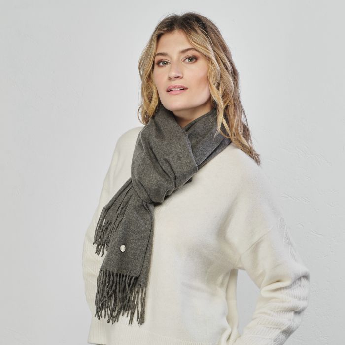 Sciarpa grigia con frange